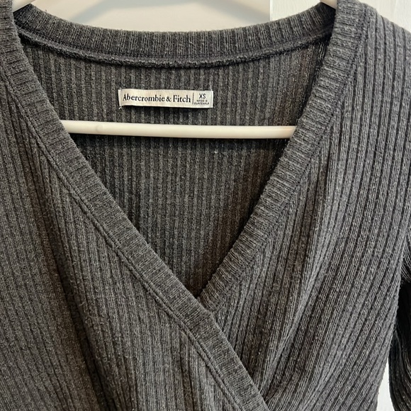 Abercrombie & Fitch gray cropped ribbed long sleeve top with cross over detail - Picture 5 of 5